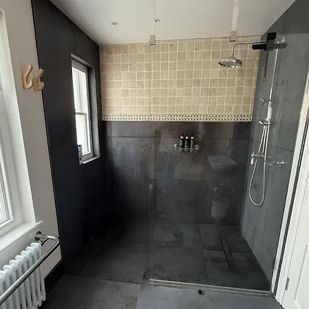 Seaweed Suite, Secluded Seaside With Garden View *